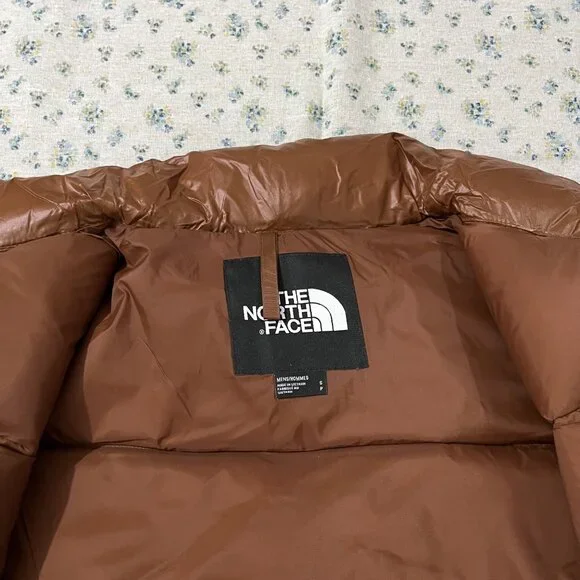 The North Face 1984 Short "Kendall Jenner Style" Glossy Down Jacket - Picture 4 of 11